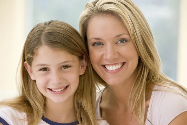 リビング ルームの笑顔で女性および若い女の子 — ストック写真