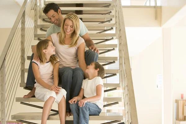 Семья Сидит Лестнице Улыбаясь — стоковое фото