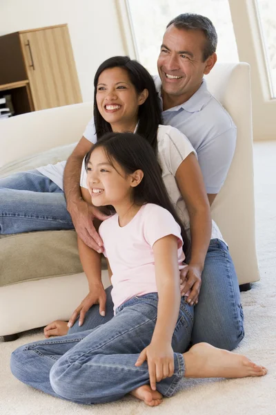 Family in living room smiling — Stock Photo, Image