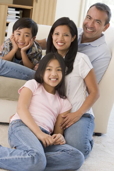 Rodina v obýváku s úsměvem — Stock fotografie