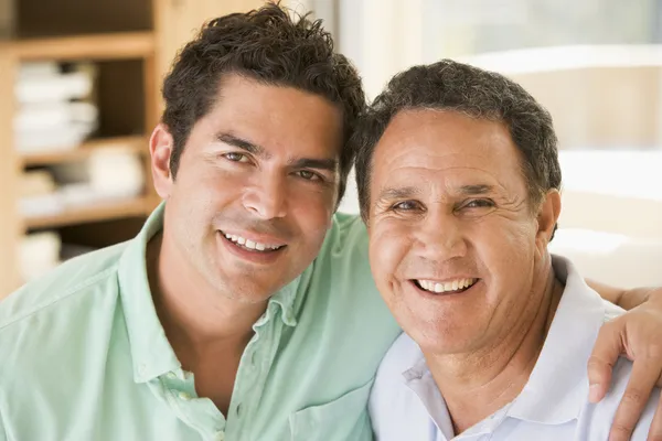 Zwei Männer Wohnzimmer Lächeln — Stockfoto