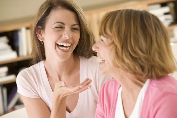 Дві Жінки Сидять Вітальні Розмовляють Сміються — стокове фото