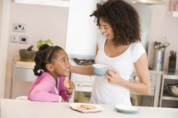 Mutfak kurabiye ve kahve gülümseyen kadın ve genç kız — Stok fotoğraf