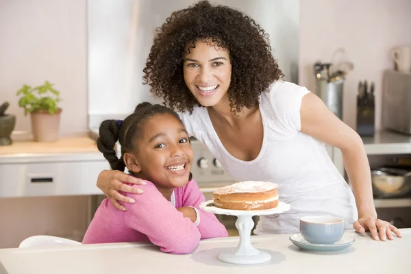 Vrouw Jonge Meisje Keuken Met Cake Koffie Glimlachen — Stockfoto