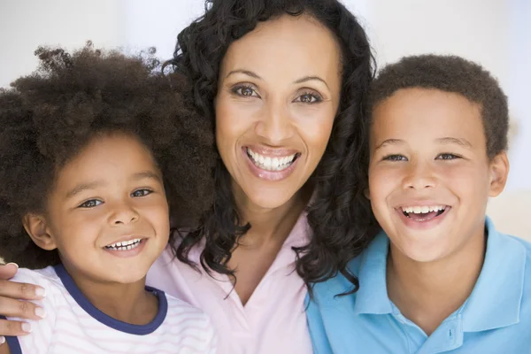 Žena a dvě malé děti, s úsměvem — Stock fotografie