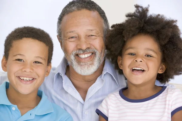 Férfi és két kiskorú gyermek mosolyogva — Stock Fotó