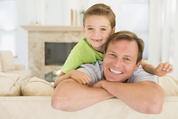 Mann Und Kleiner Junge Sitzen Lächelnd Wohnzimmer — Stockfoto