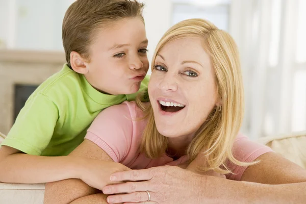 Mladý Chlapec Líbat Usmívající Žena Obývacím Pokoji — Stock fotografie