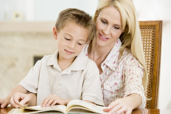 Γυναίκα Και Νεαρό Αγόρι Ανάγνωση Βιβλίων Στην Τραπεζαρία Χαμογελώντας — Φωτογραφία Αρχείου