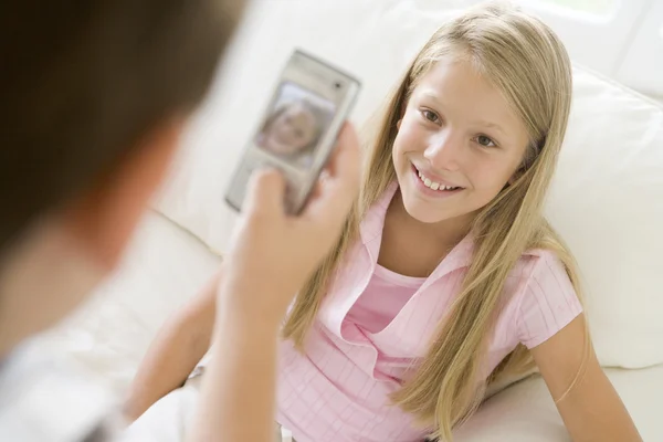 年轻的男孩正在拍照微笑着年轻女孩用手机拍的 — 图库照片