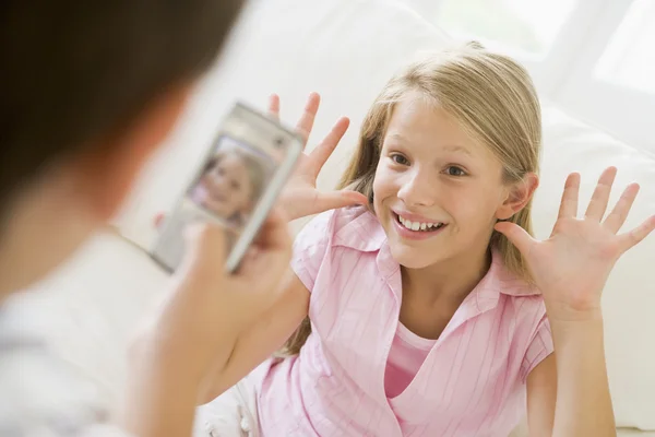 年轻的男孩正在拍照微笑着年轻女孩用手机拍的 — 图库照片