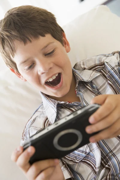 屋内の携帯ゲームの少年 — ストック写真