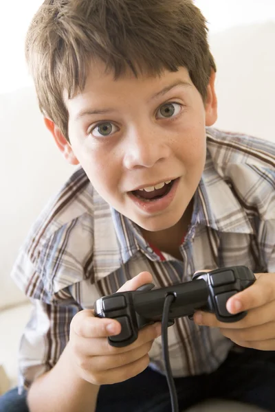 年轻的男孩抱着视频游戏控制器 — 图库照片