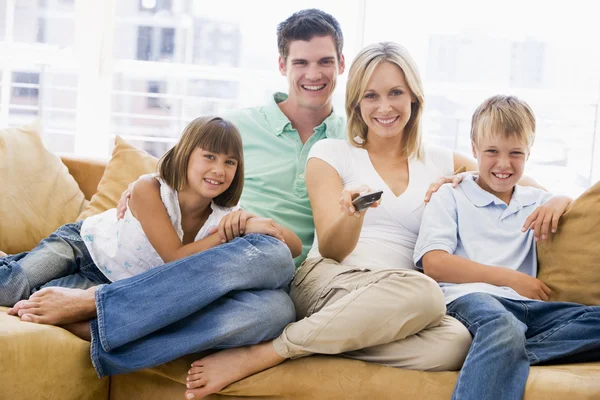 Famille Assise Dans Salon Avec Télécommande Souriant — Photo