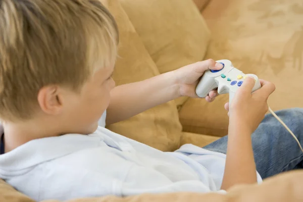 ビデオゲームのコント ローラー付きのリビング ルームで若い男の子 — ストック写真