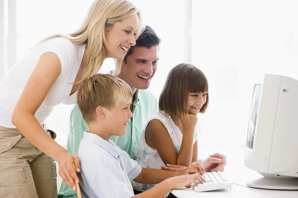 笑みを浮かべているコンピューターを使用してホーム オフィスでの家族 — ストック写真