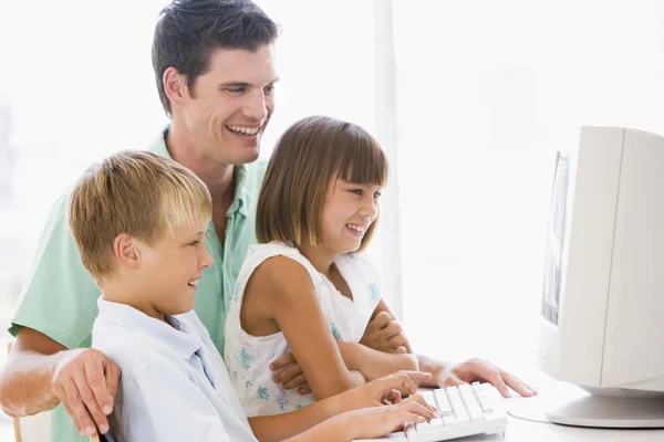 Człowiek Dwoje Małych Dzieci Domowym Biurze Komputera Uśmiechający Się — Zdjęcie stockowe