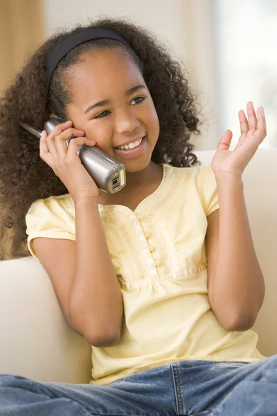 Νεαρό Κορίτσι Στο Σαλόνι Χρήση Τηλεφώνου Και Χαμογελαστός — Φωτογραφία Αρχείου