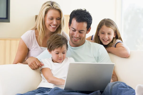 Familie Wohnzimmer Mit Laptop Lächelnd — Stockfoto