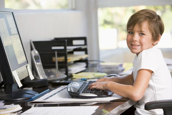 Niño Oficina Casa Con Computadora Sonriendo — Foto de Stock