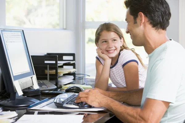 Muž a mladá dívka v domácí kanceláři s úsměvem a počítač — Stock fotografie