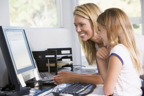 家庭办公室与计算机微笑的女人和年轻女孩 — 图库照片