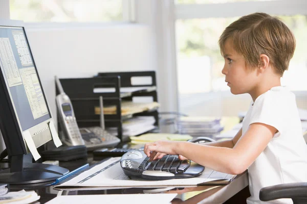 家庭办公室用电脑打字的年轻男孩 — 图库照片