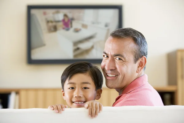 Mann Und Kleiner Junge Wohnzimmer Mit Flachbildfernseher Smi — Stockfoto