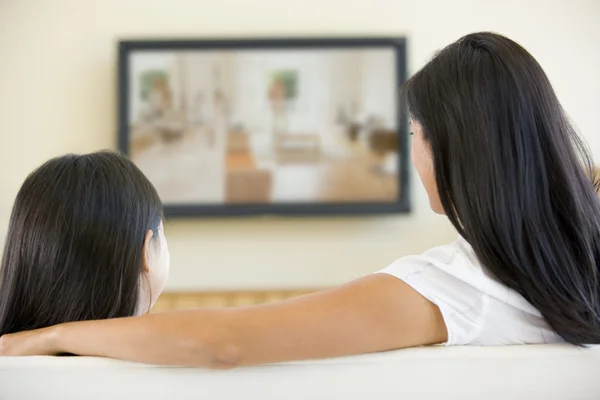 平板电视的客厅的女人和年轻女孩 — 图库照片