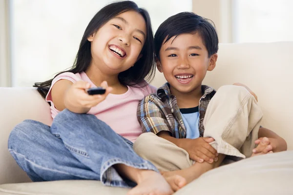Duas Crianças Sala Estar Com Controle Remoto Sorrindo — Fotografia de Stock