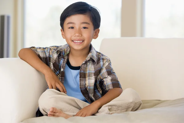Kleiner Junge im Wohnzimmer lächelt — Stockfoto