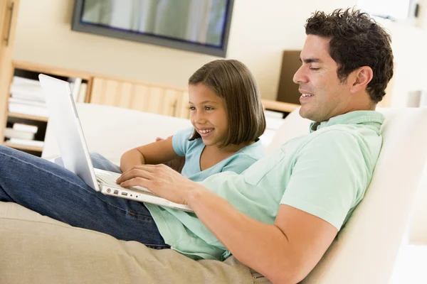 Mann Mit Jungem Mädchen Wohnzimmer Mit Laptop Lächelnd — Stockfoto
