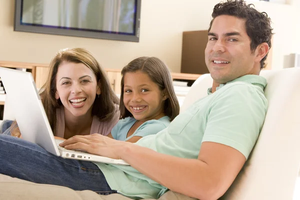 Familjen Vardagsrummet Med Laptop Leende — Stockfoto