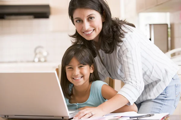 Vrouw Jonge Meisje Keuken Met Laptop Papierwerk Smilin — Stockfoto