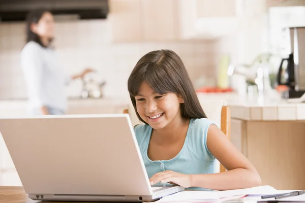 Unga Flickan Köket Med Laptop Och Pappersarbete Leende Med Wom — Stockfoto
