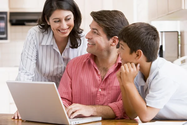 Família Cozinha Com Laptop Sorrindo — Fotografia de Stock