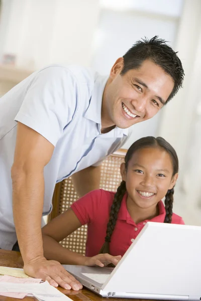 Mannen och unga flicka med laptop i matsal leende — Stockfoto