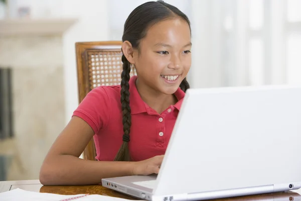 Junges Mädchen Mit Laptop Esszimmer Lächelt — Stockfoto