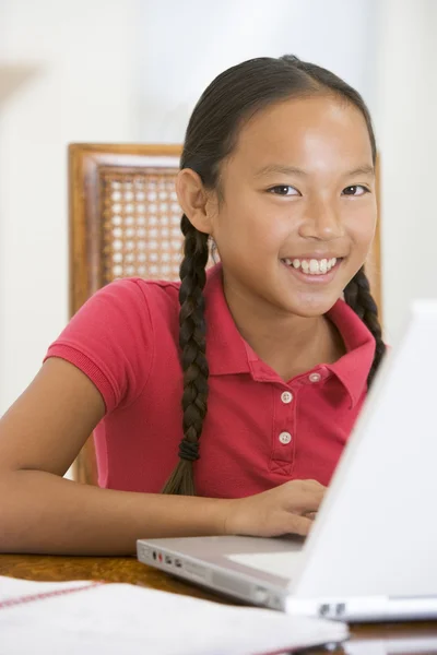 Jong Meisje Met Laptop Eetkamer Glimlachen — Stockfoto