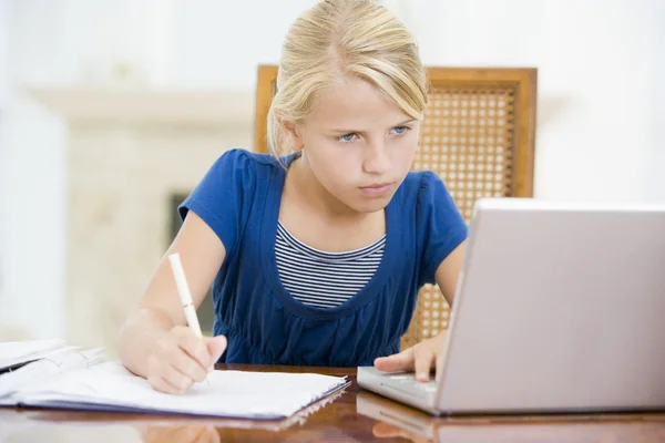 Yemek Odasında Ödev Yapmak Laptop Ile Genç Kız — Stok fotoğraf