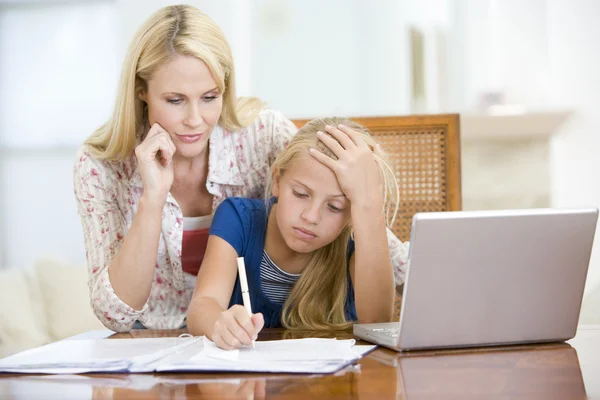 Frau Hilft Jungem Mädchen Mit Laptop Bei Hausaufgaben Esszimmer — Stockfoto