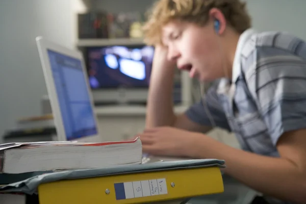 Junge Schlafzimmer Gähnt Mit Laptop Und Hört Mp3 — Stockfoto