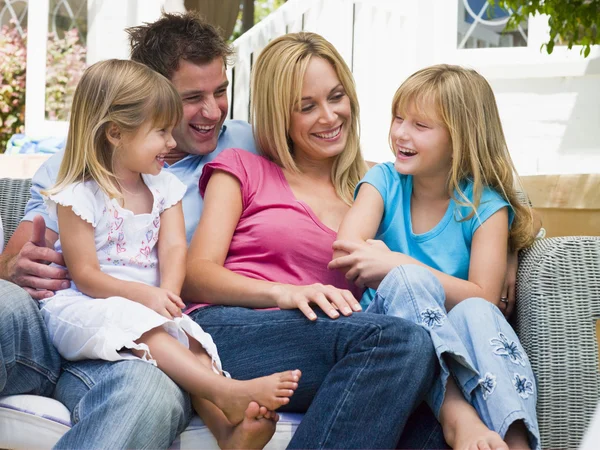 Familie Sitzt Lächelnd Auf Der Terrasse — Stockfoto