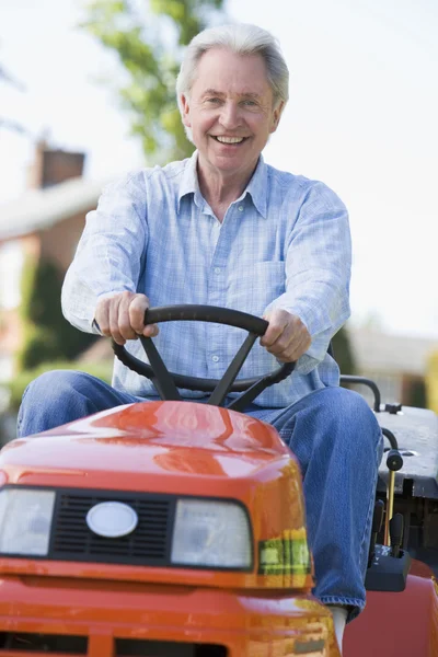 户外驾驶剪草机微笑的男人 — 图库照片