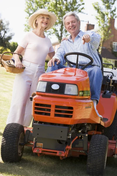 Couple Outdoors Tools Lawnmower Pointing Smiling — Stock Photo, Image