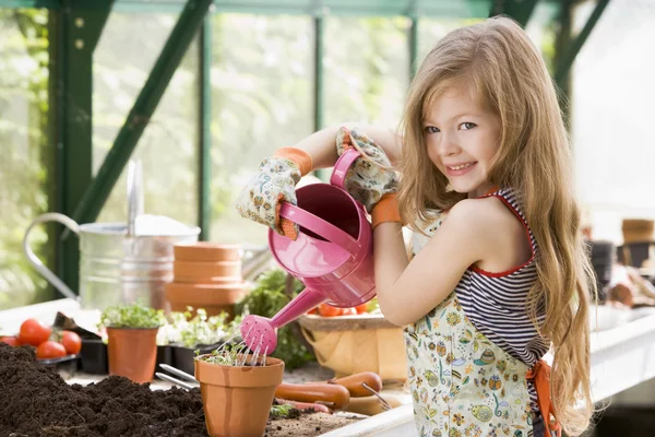温室浇水的盆栽的植物 微笑的年轻女孩 — 图库照片