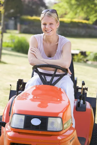屋外笑みを浮かべて芝刈り機の女性 — ストック写真