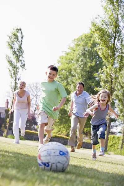 家庭户外踢足球和开心 — 图库照片