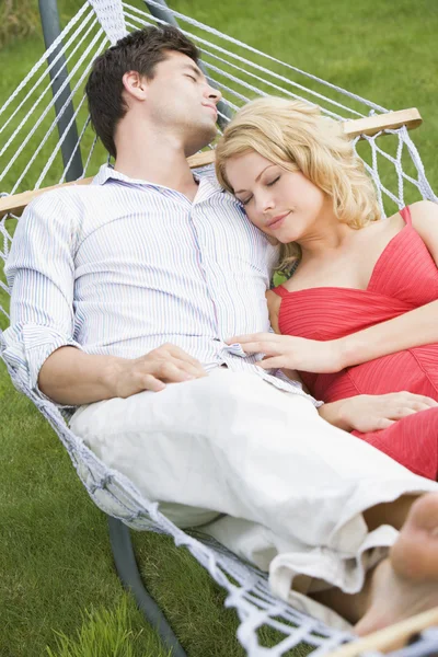 ハンモックで寝ているカップル — ストック写真
