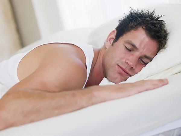 Mann Liegt Schlafend Bett — Stockfoto